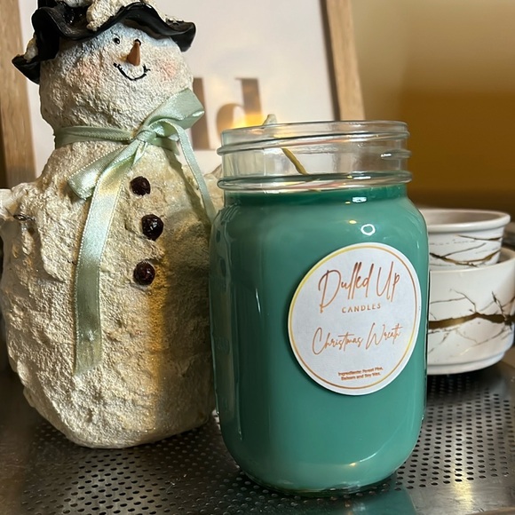 16oz Christmas Wreath Candle | Forest Pine Soy Wax Candle | Holiday Scent - Picture 4 of 4
